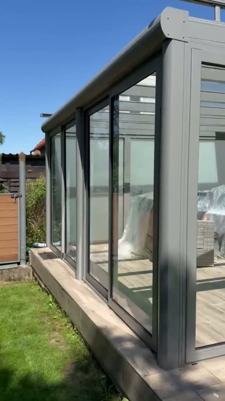 Fensterputzer zieht bei einem Auftrag in Kassel eine Scheibe mit dem Abzieher trocken